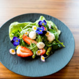 Erdbeer-Spargel Salat mit Ziegenfrischkäse