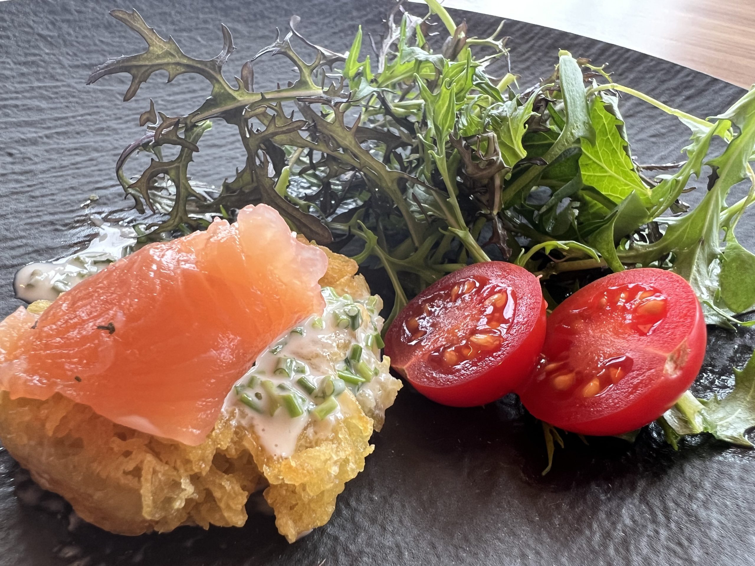 Asia Salat mit gebeizter Lachsforelle auf Erdäpfelpuffer - Bon Appetit ...