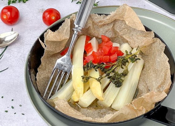 Foil-Wrapped Spargel mit Zitronenthymian und Tomaten-Vinaigrette
