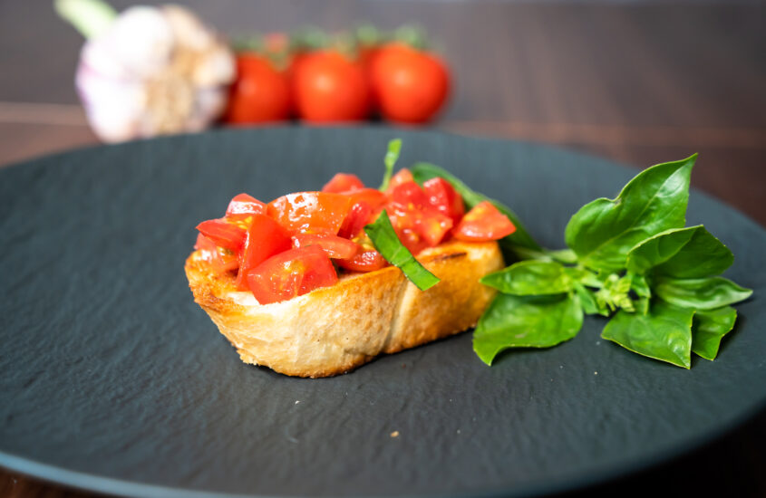 Bruschetta mit Tomaten, Basilikum & Olivenöl
