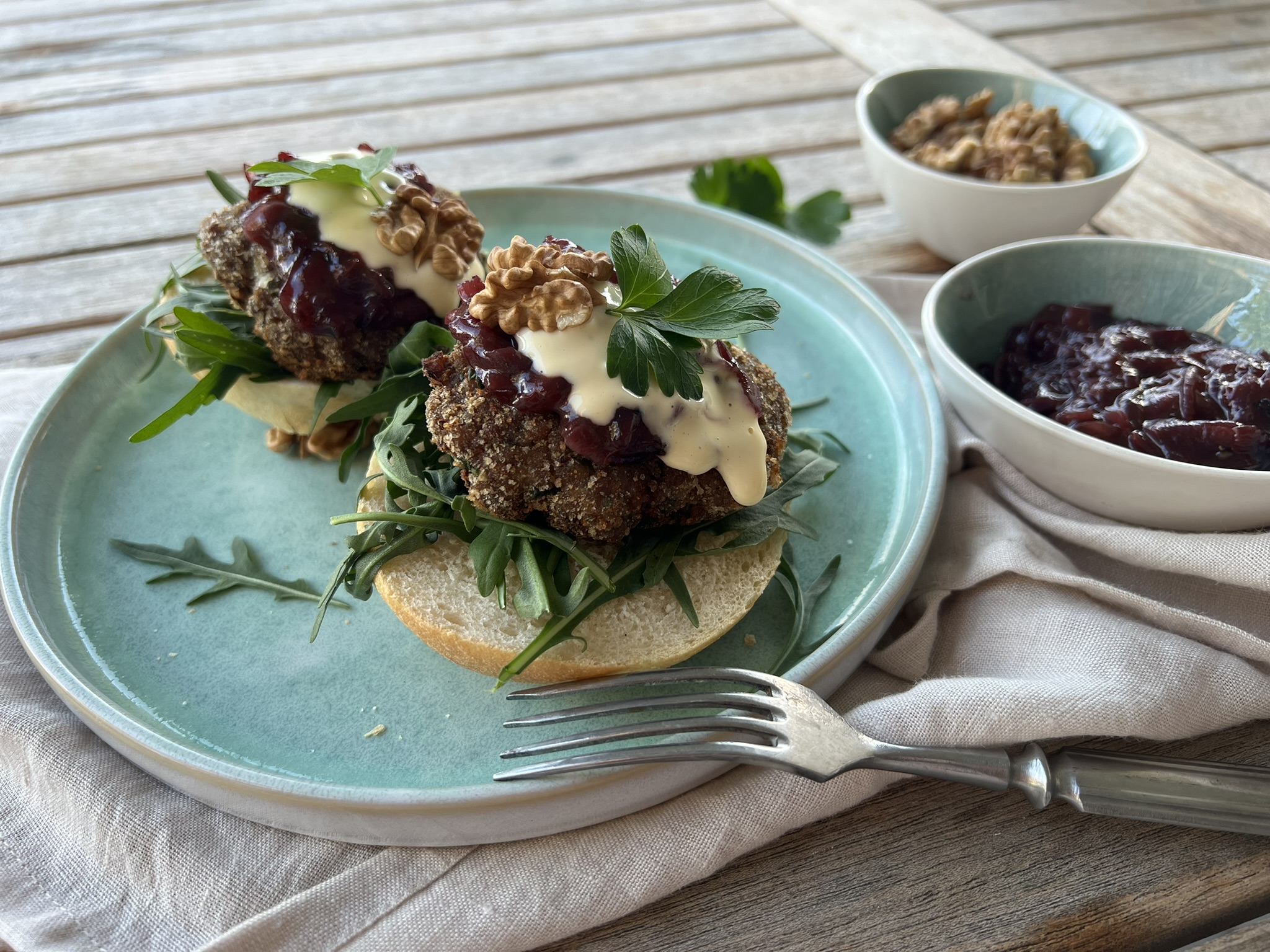 REHBURGER mit Rucola, Zwetschken Chutney, Balsamico Majo und Walnüssen ...