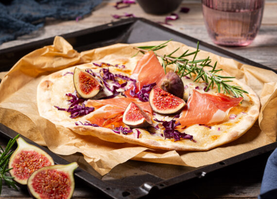 Flammkuchen mit Wildspeck, Feigen und Apfel-Rotkraut-Salat