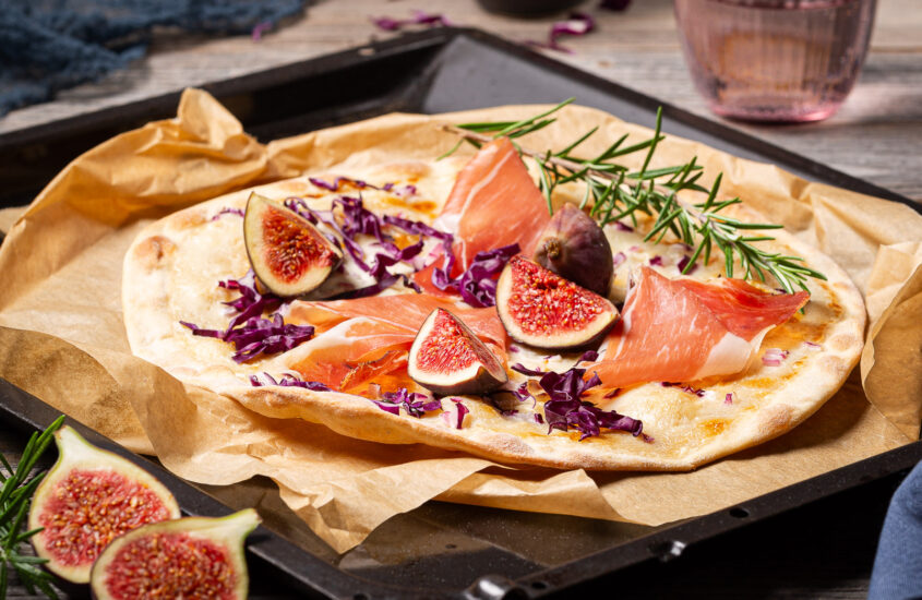 Flammkuchen mit Wildspeck, Feigen & Apfel-Rotkraut-Salat