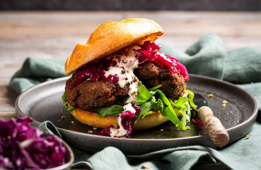 Wilder Burger-Genuss mit Zwiebel-Chutney, Balsamico-Mayo & Honig-Walnüssen