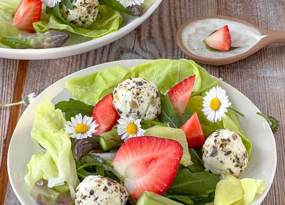 Spargel-Erdbeer-Salat mit Gänseblümchen und Ziegenkäse