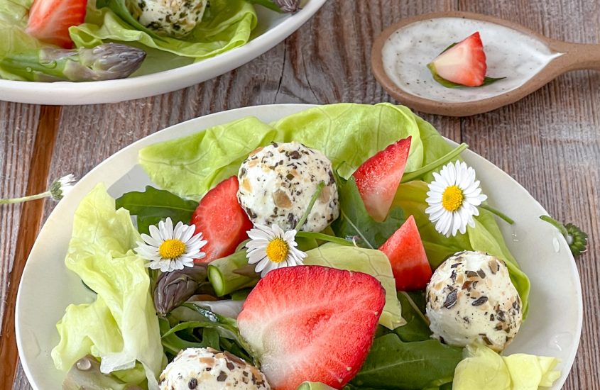 Spargel-Erdbeer-Salat mit Gänseblümchen und Ziegenkäse