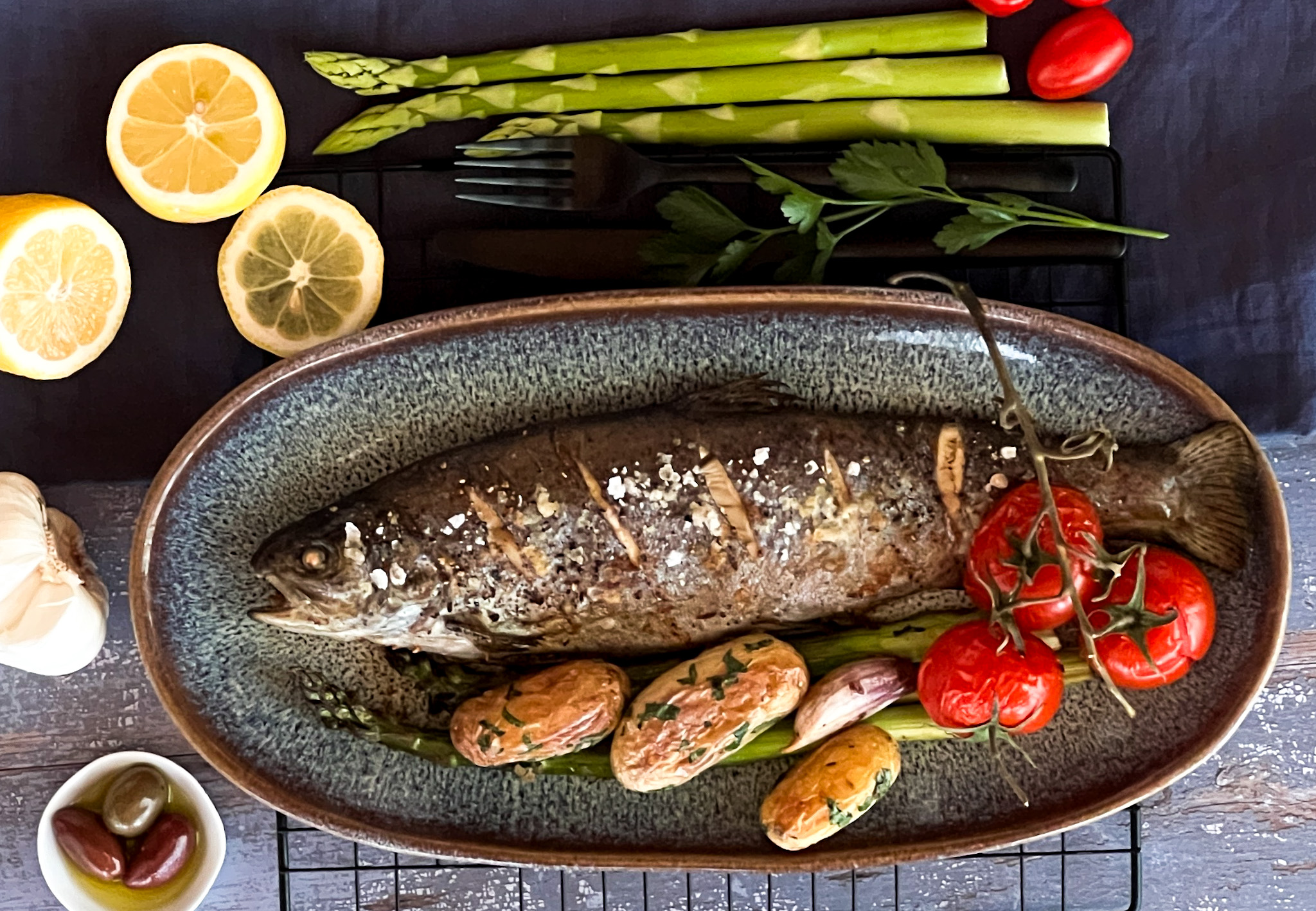 Ofengeschmorte Lachsforelle mit Frühkartofferl, Tomaten und Spargel ...