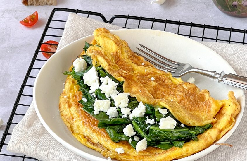 Frühstücksglück: Flaumiges Omelett mit Spinat und Feta