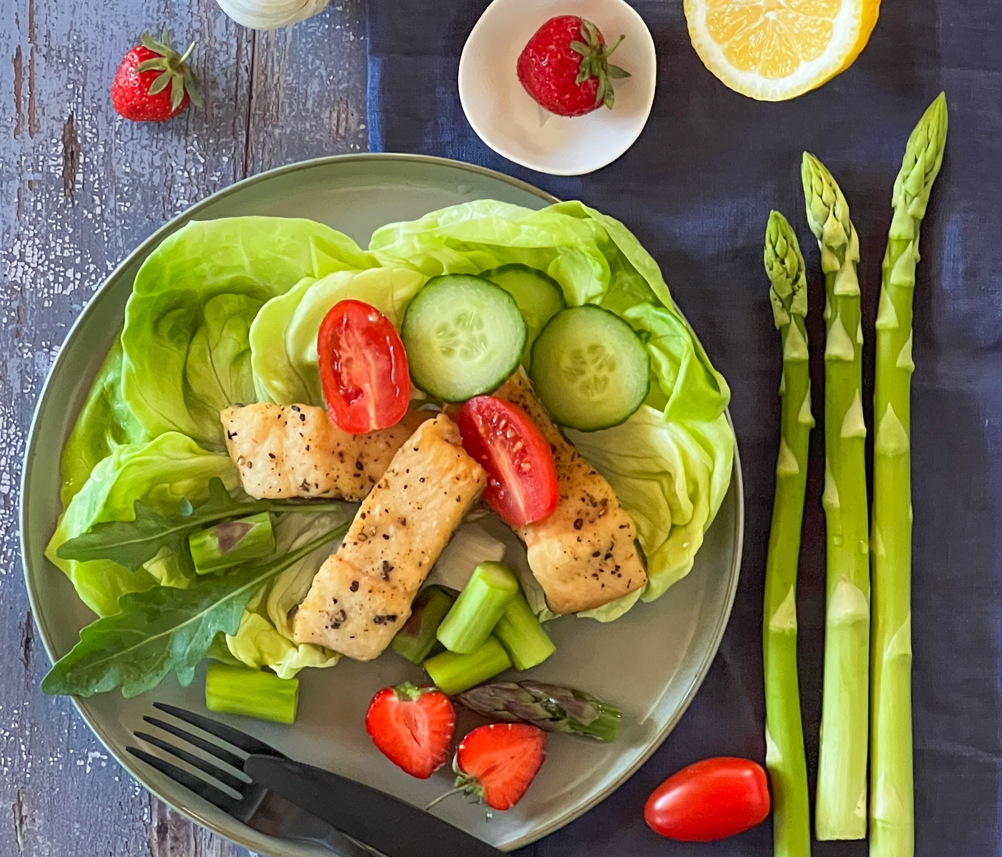 Knuspriges Saiblingsfilet auf Erdbeer-Spargel-Salat mit fruchtigem ...