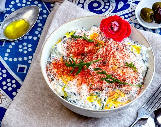 Borani Esfenaj: Spinat-Joghurt mit Knoblauch und Paprikaschnee