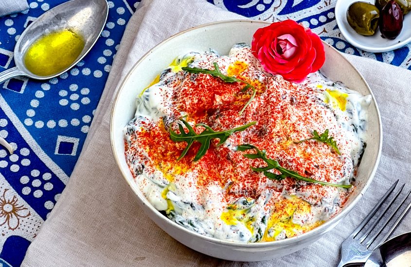 Borai Esfenaj: Spinat-Joghurt mit Knoblauch und Paprikaschnee