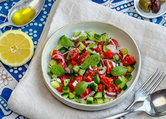 Salad Shirazi: Tomaten-Gurken-Salat mit Minze
