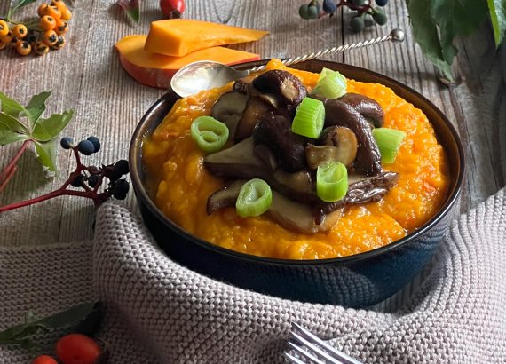 Veganes Kürbispüree mit gebratenen Pilzen