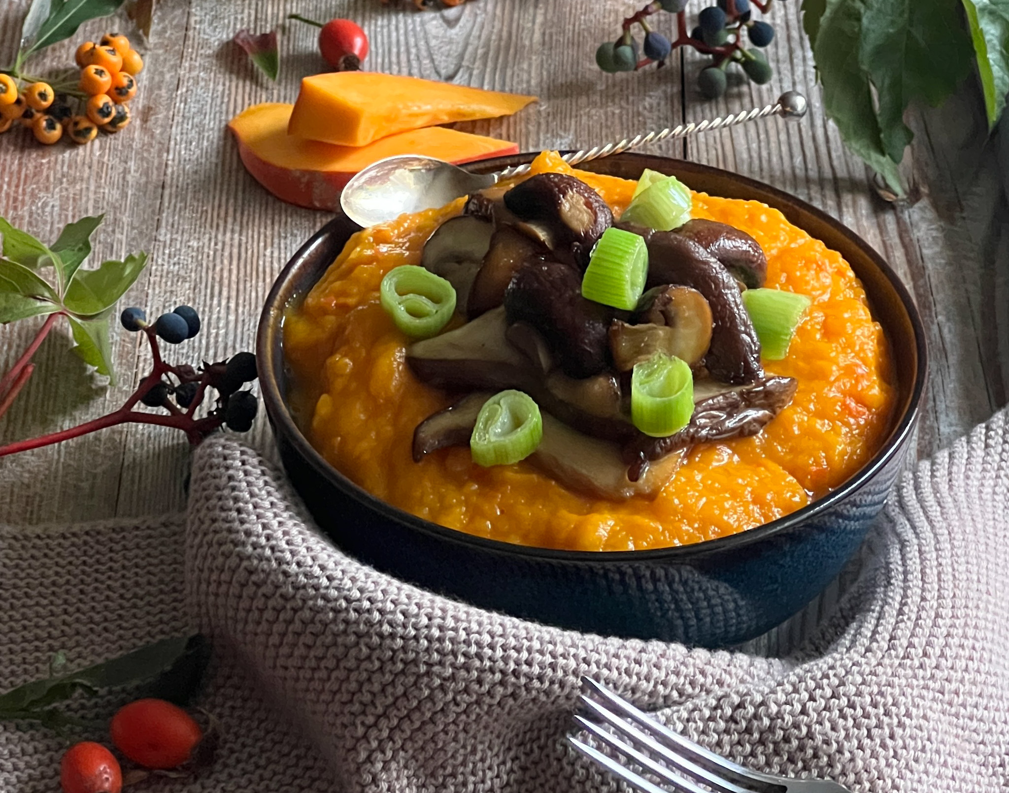 Samtiges Kürbispüree mit gebratenen Pilzen und Frühlingszwiebeln - Bon ...