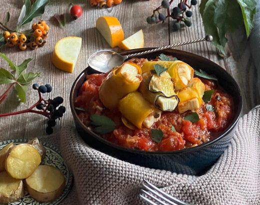 Zucchini-Schafskäse-Röllchen auf sonnengereiftem Tomatenragout