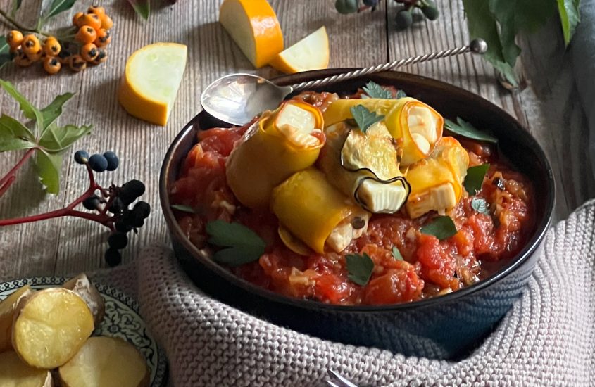 Zucchini-Schafskäse-Röllchen auf sonnengereiftem Tomatenragout & goldigen Ofenkartofferl